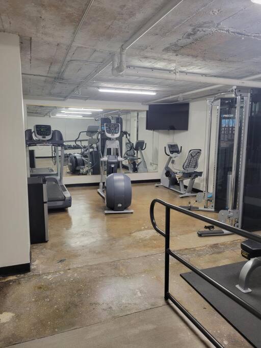 Silo View - Heart Of Downtown Apartment
